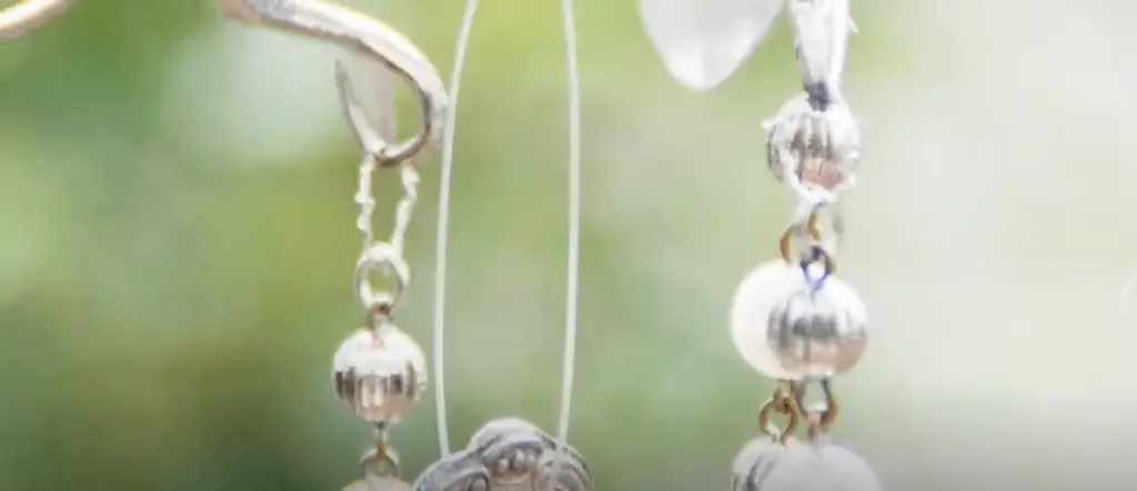 How do you make a spoon wind chime?